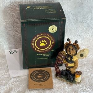 Boyds Bears Exclusive Issue 1999. Style #227722GCC,  "Caren B. Bearlove"